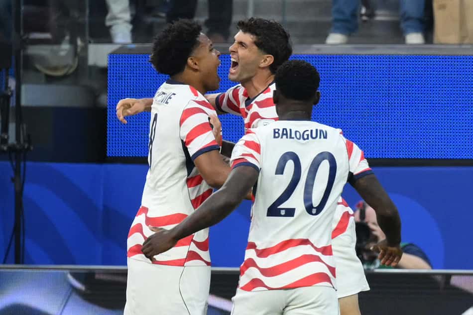 Christian Pulisic é celebrado por companheiros após marcar em EUA x Paraguai