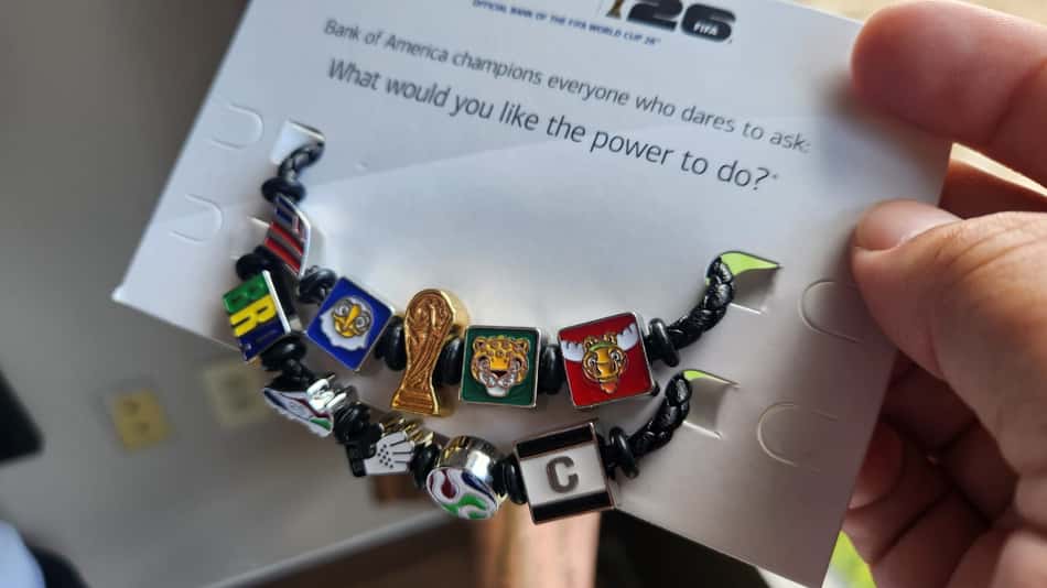 Pulseiras da Copa do Mundo que viraram febre entre torcedores com símbolos dos países participantes e a taça do Mundial
