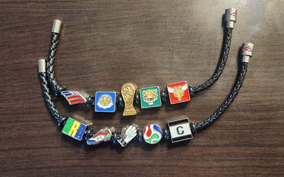 Pulseiras dadas como brinde na Copa do Mundo que viraram febre entre torcedores com símbolos dos países participantes e a taça do Mundial