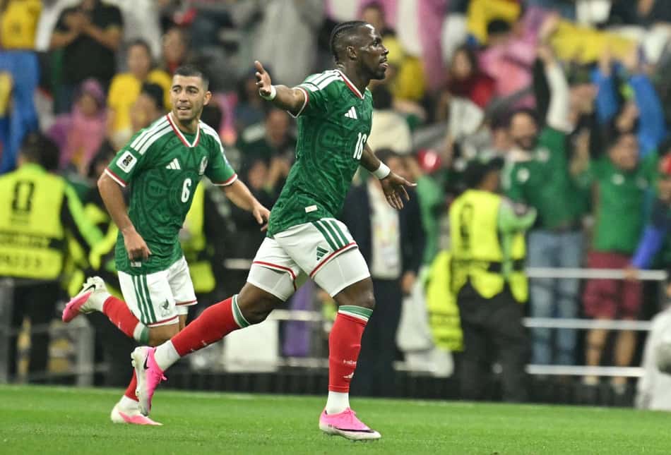 Quinones corre para celebrar o primeiro gol do México sobre o Equador