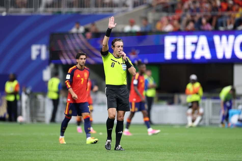 Raphael CLaus foi o juiz em Espanha x Arábia na Copa do Mundo (Foto: Florencia Tan Jun / GETTY IMAGES NORTH AMERICA / Getty Images via AFP)