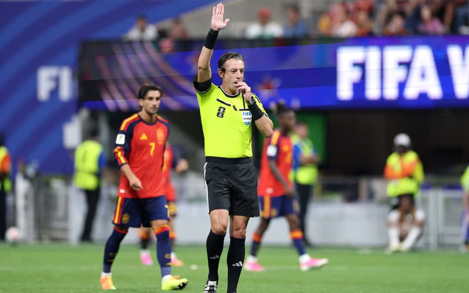 Raphael Claus foi o juiz em Espanha x Arábia na Copa do Mundo (Foto: Florencia Tan Jun / GETTY IMAGES NORTH AMERICA / Getty Images via AFP)