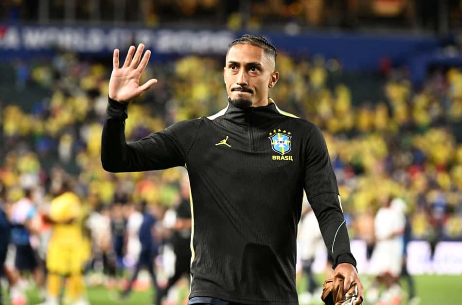 Raphinha acena para fãs após ser substituído na partida entre Brasil x Haiti
