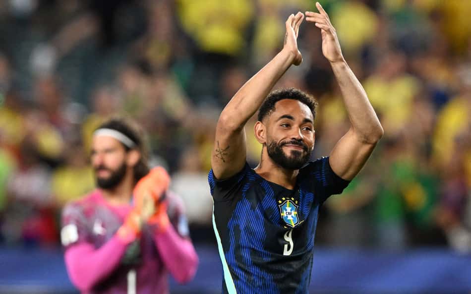 Matheus Cunha celebra vitória do Brasil contra o Haiti