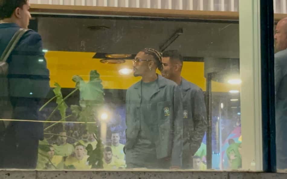 Raphinha e Casemiro na sede da CBF (Foto: Lucas Bayer/Lance!)