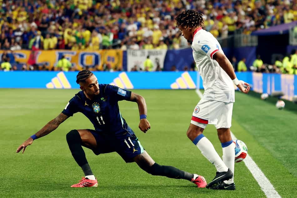 Raphinha em ação durante Brasil x Haiti