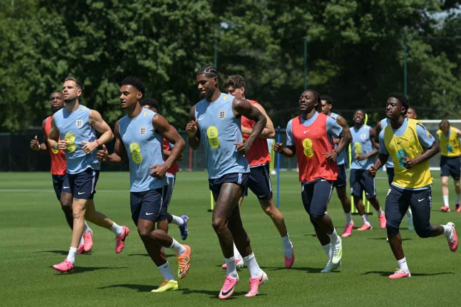 Rashford corre no gramado ao lado de seus companheiros de Inglaterra