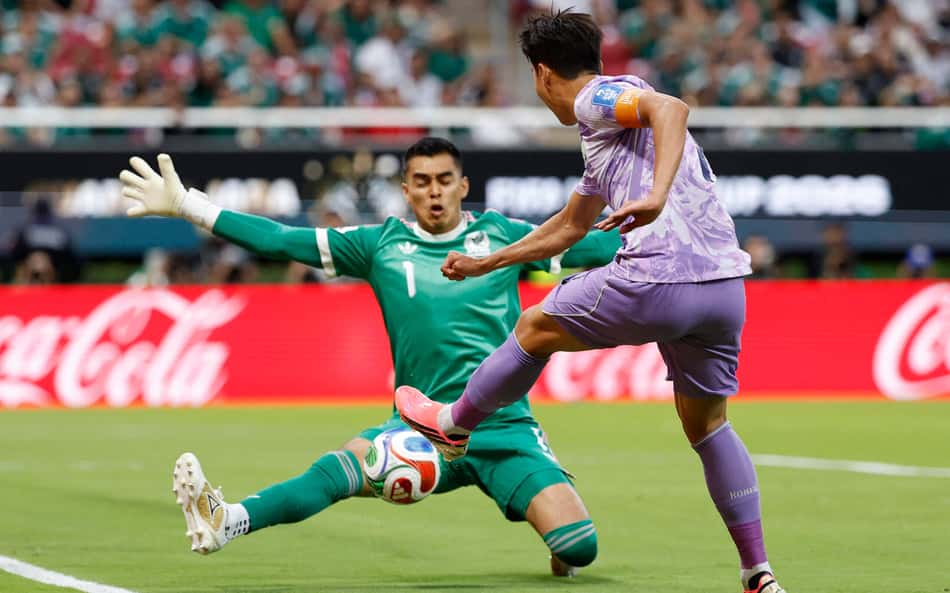 Raul Rangel faz defesa em finalização de Son no jogo entre México e Coreia do Sul, pela Copa do Mundo