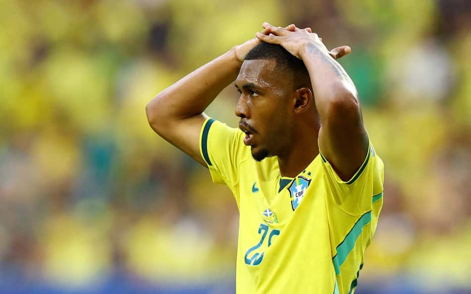 Rayan, com as mãos sobre a cabeça, lamenta chance de gol perdida em Brasil x Escócia