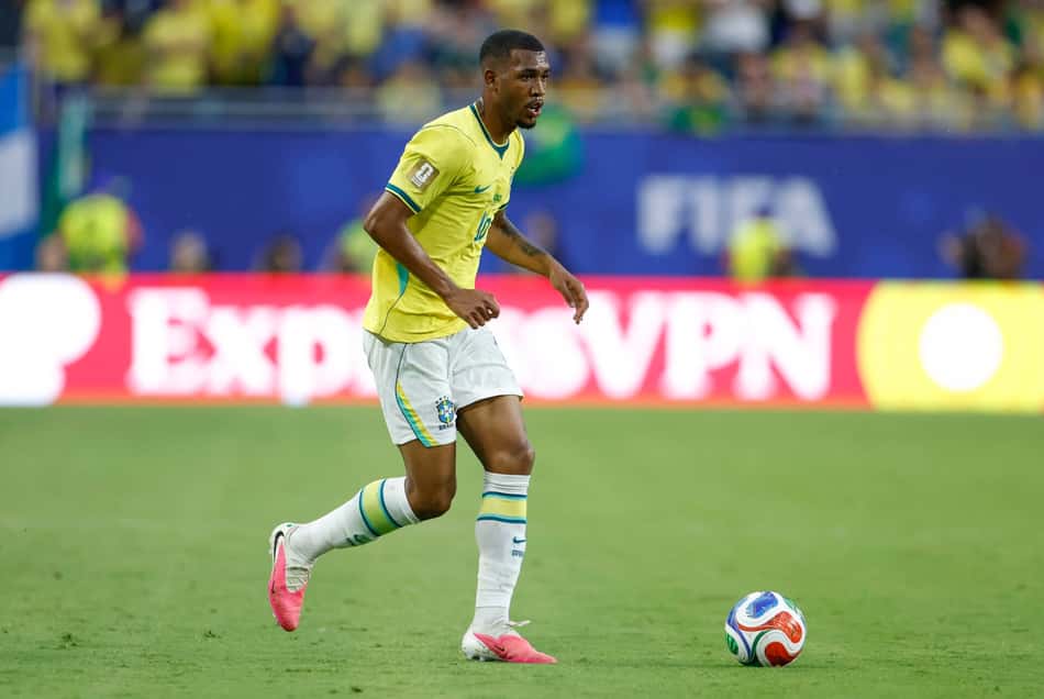 Rayan avança com a bola na partida entre Brasil e Escócia na Copa do Mundo de 2026