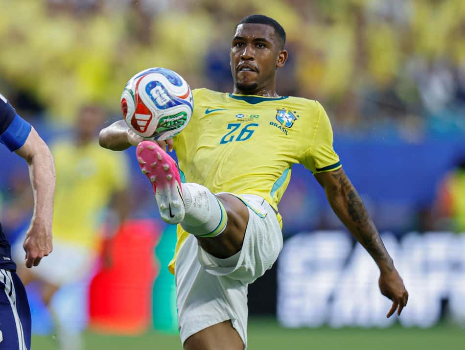Rayan tenta dominar a bola com a ponta do pé esquerdo na partida entre Brasil e Escócia pela Copa do Mundo