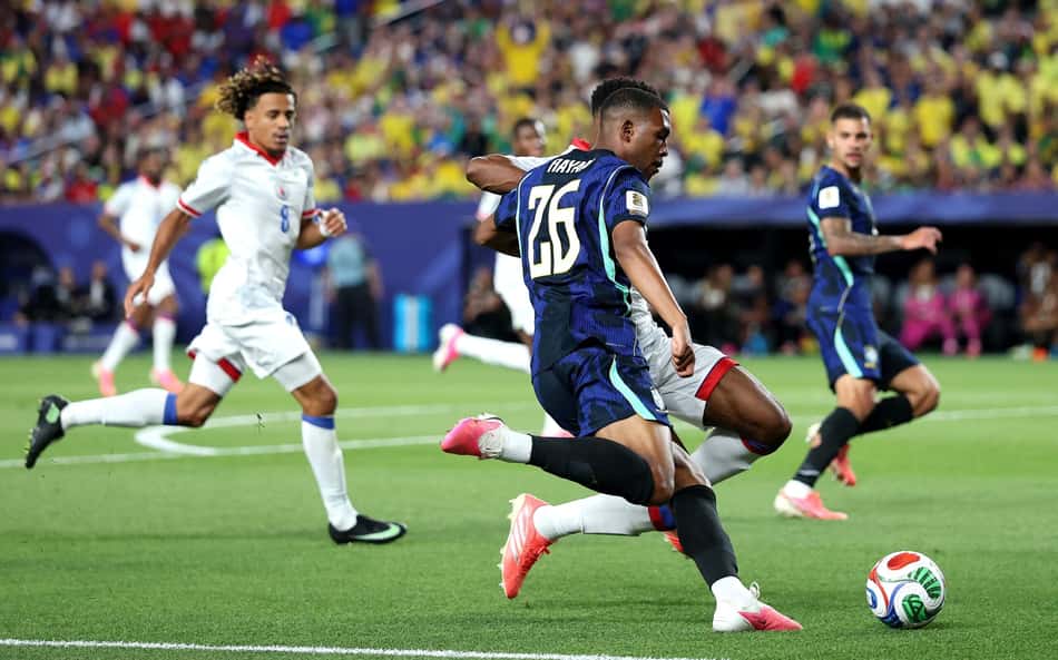 Rayan chuta a bola durante a partida do Brasil contra o Haiti