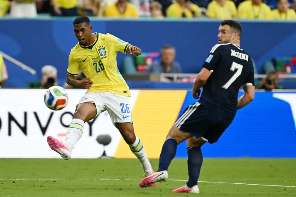 Rayan chuta bola perto do camisa 7 da Escócia durante jogo do Brasil pela fase de grupos da Copa do Mundo