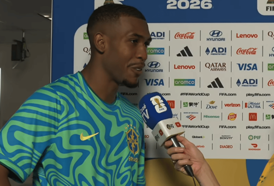 Rayan fala ao microfone em entrevista após o fim de Brasil x Japão no NRG Stadium