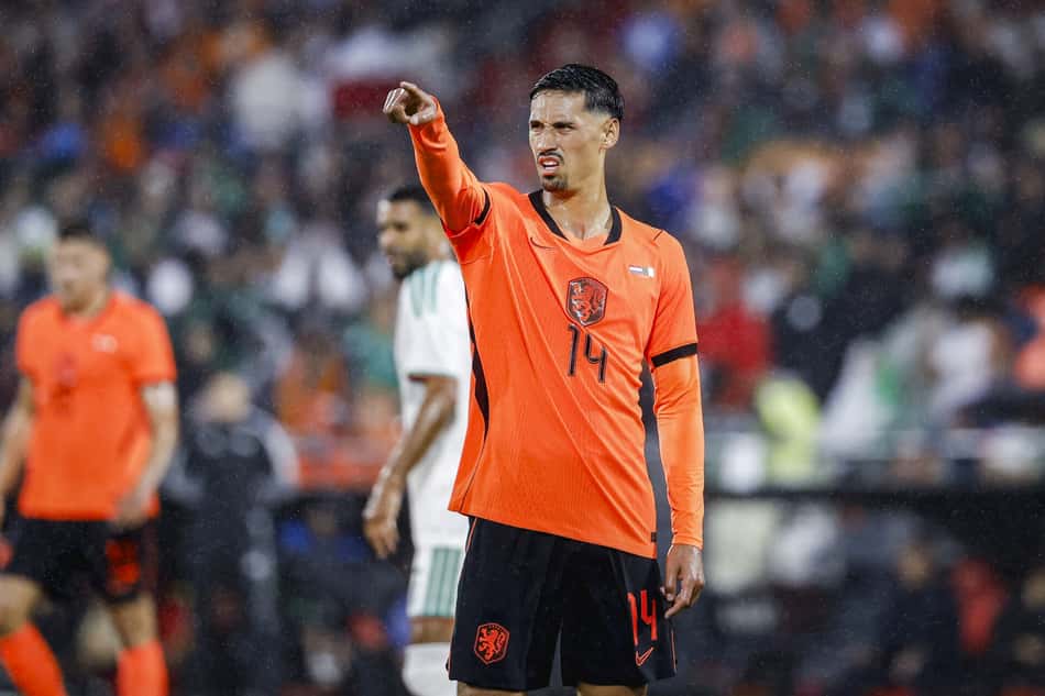 Reijnders instrui jogadores da Holanda durante amistoso pré-Copa