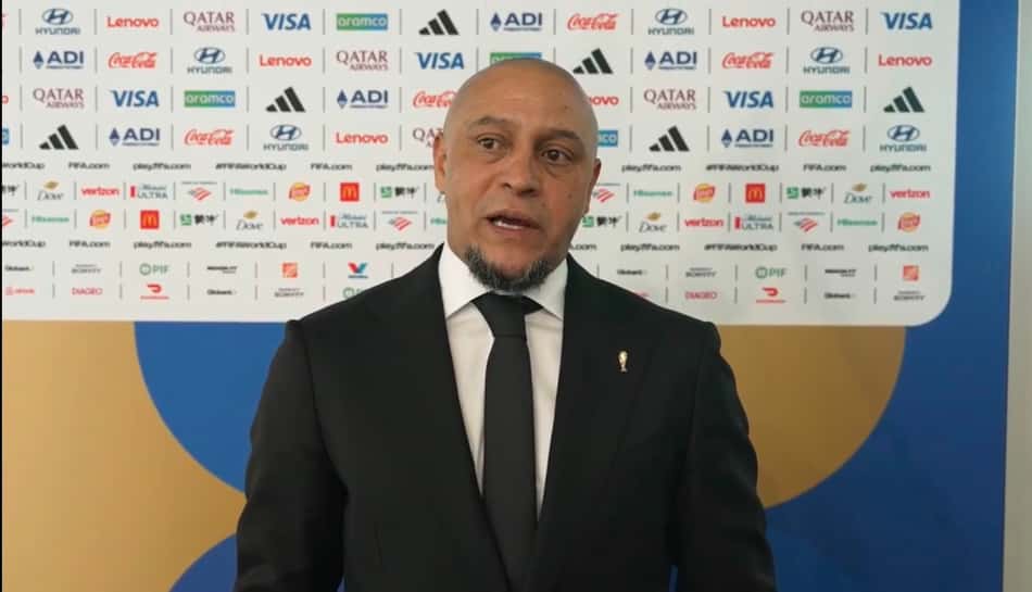 Roberto Carlos dá entrevista para a Fifa (Foto: Reprodução Fifa)
