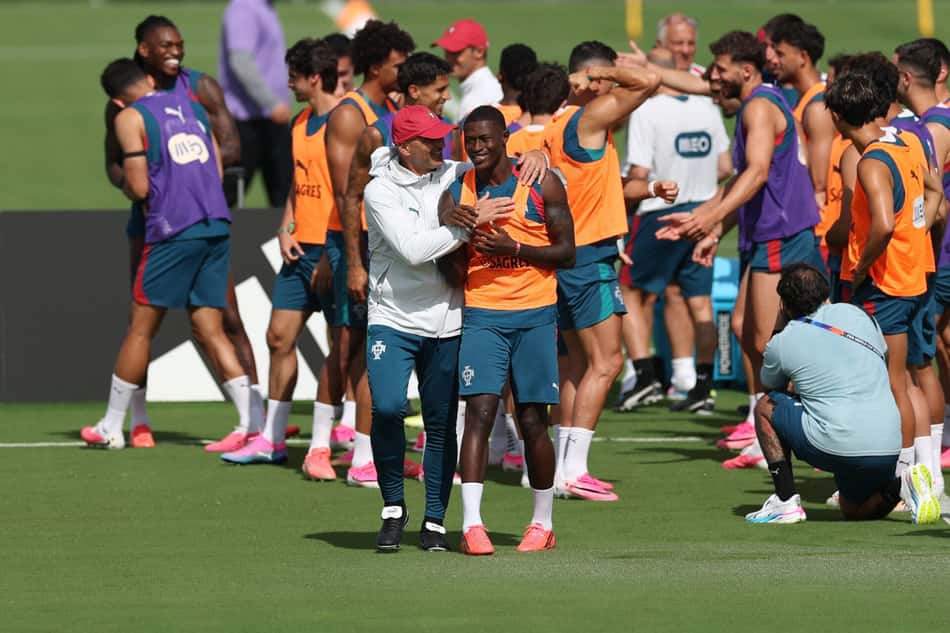 Roberto Martínez conversa com Nuno Mendes em treino de Portugal durante a Copa do Mundo