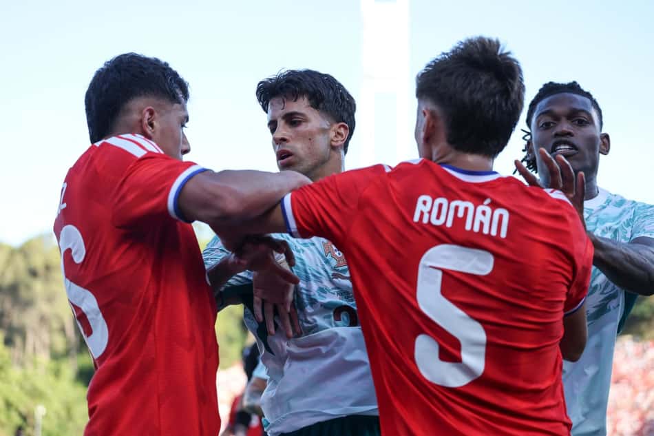 Román em confusão em Chile x Portugal (Photo by PATRICIA DE MELO MOREIRA / AFP)