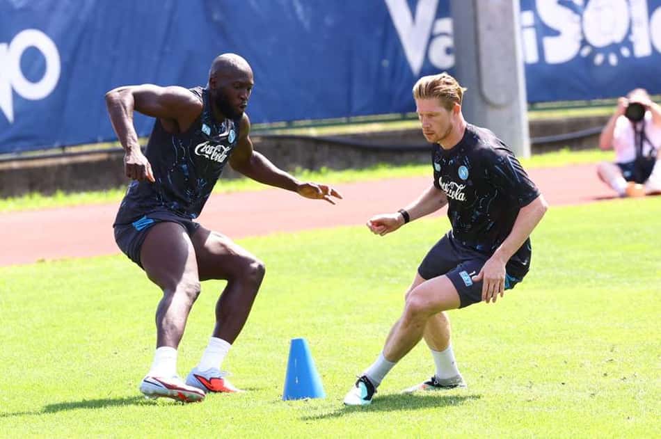 Romelu Lukaku e Kevin de Bruyne treinam juntos pelo Napoli