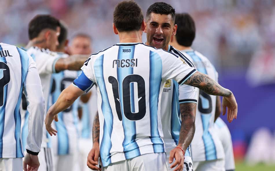 Romero abraça Messi na comemoração do gol da Argentina sobre a Argélia, na Copa do Mundo