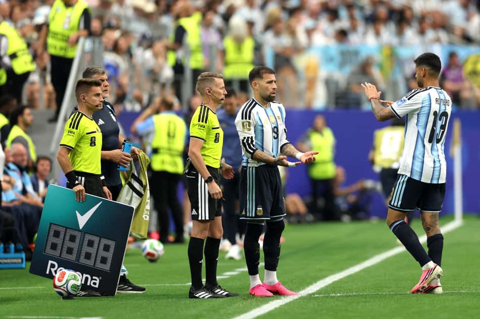 Romero deixa o campo após sentir dores no joelho direito para entrada de Otamendi em Argentina x Áustria, na Copa do Mundo
