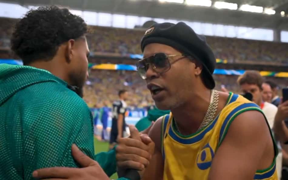 Ronaldinho Gaúcho aparece à beira do campo antes de Brasil x Escócia