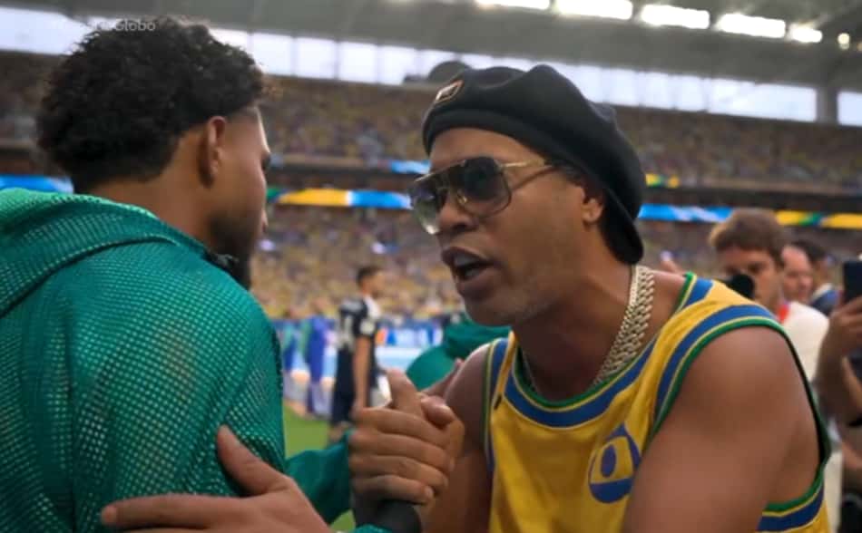 Ronaldinho fala com jogadores da Seleção Brasileira antes de partida contra a Escócia