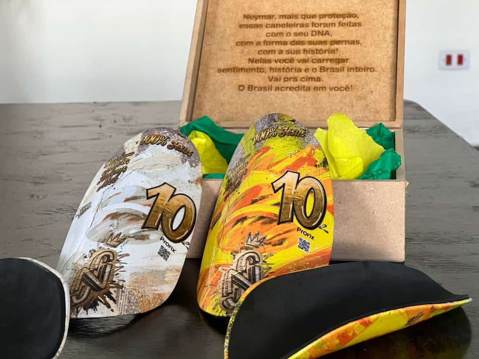 Neymar usará caneleiras exclusivas e personalizadas.