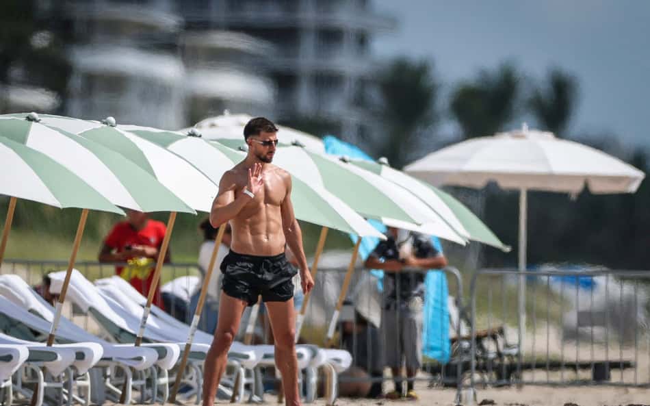 Ruben Dias curte dia de calor em Palm Beach, no sul da Flórida
