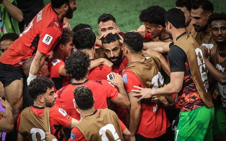 Salah é abraçado por todos os companheiros do Egito