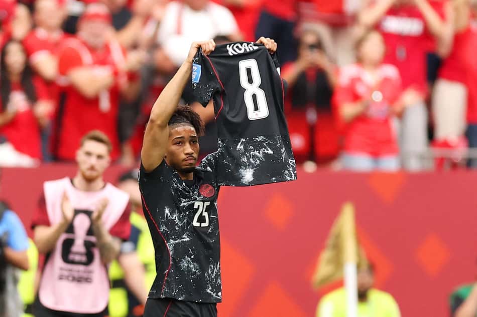 Saliba exibe camisa de Kone na comemoração do gol do Canadá sobre o Catar, pela Copa do Mundo