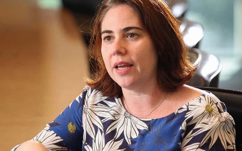 Samantha Longo, nova administradora da SAF do Vasco, fala usando blusa azul com flores brancas