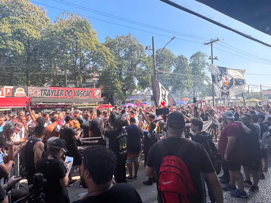 Torcedores do Vasco em protesto na frente de São Januário