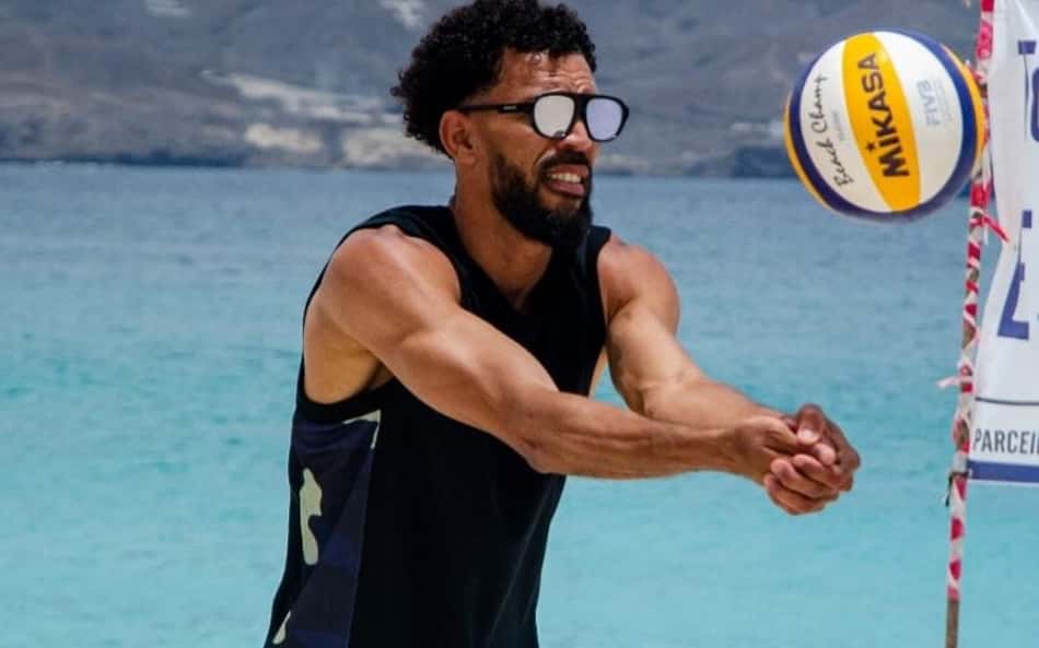 Vozinha, goleiro de Cabo Verde, atua como professor de vôlei nas horas vagas (Foto: Reprodução/Instagram)