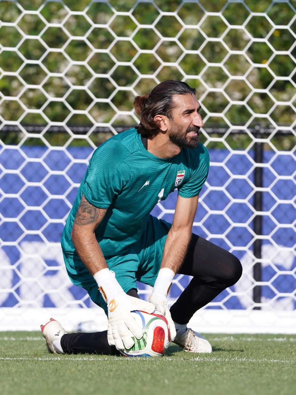 Alireza, um dos goleiros do Irã, durante treino na Copa do Mundo. (Foto: Divulgação/ Instagram)
