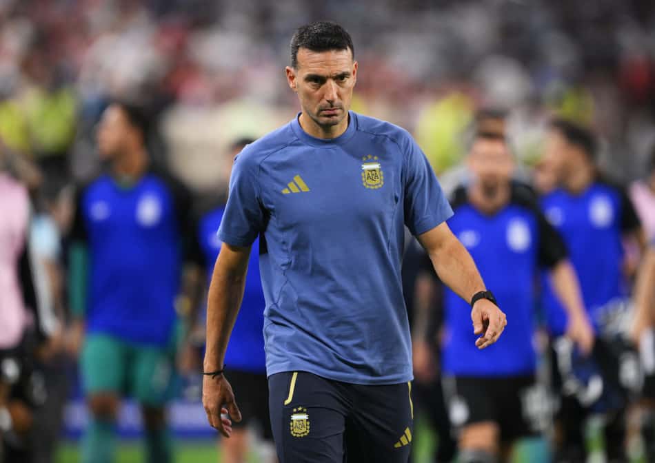 Scaloni olha para o chão em jogo da Argentina