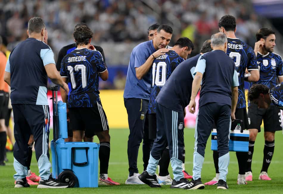 Scaloni conversa com Messi durante pausa para hidratação em Argentina x Jordânia, na Copa do Mundo