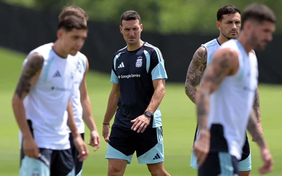 Scaloni observa treino da Argentina antes da estreia na Copa do Mundo