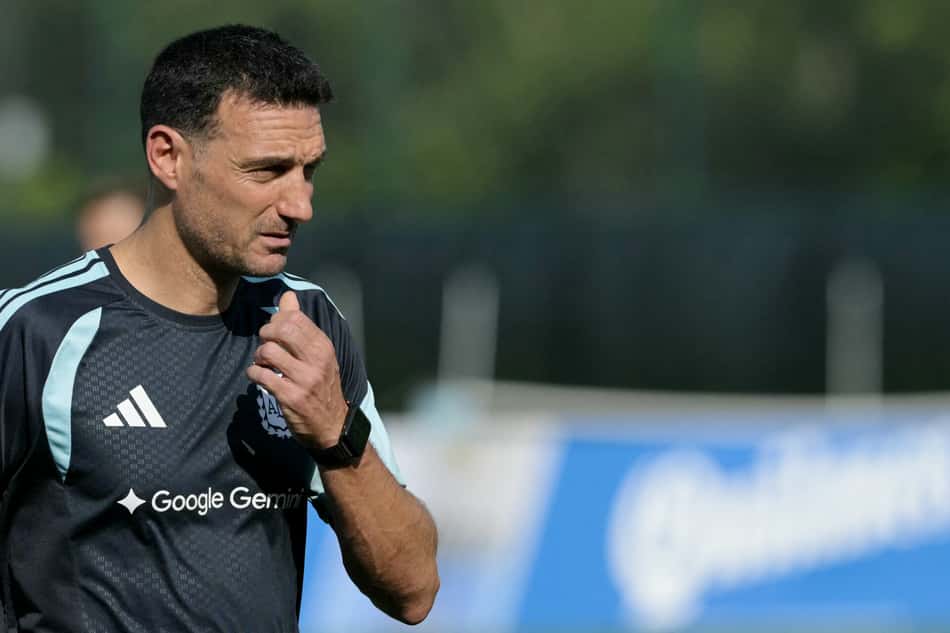 Scaloni observa treino da Argentina antes do jogo contra Cabo Verde, pela Copa do Mundo