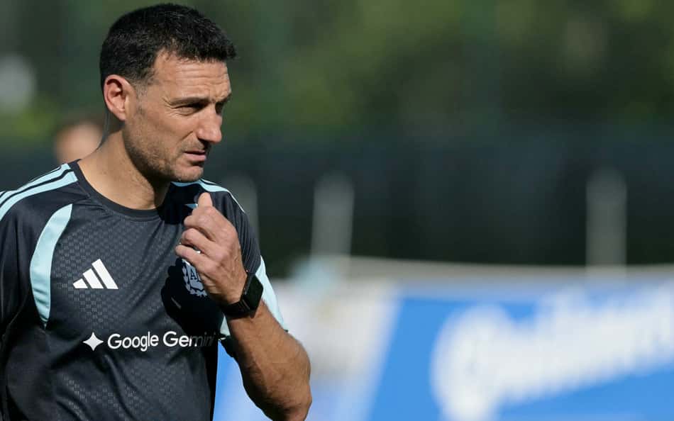 Scaloni observa treino da Argentina antes do jogo contra Cabo Verde, pela Copa do Mundo