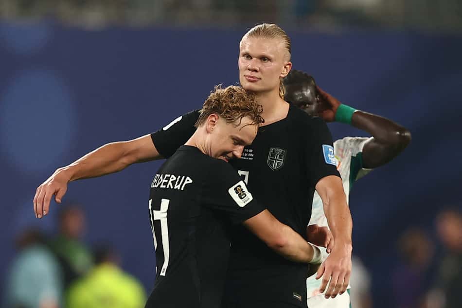 Schjelderup abraçando Haaland na seleção da Noruega, na Copa do Mundo