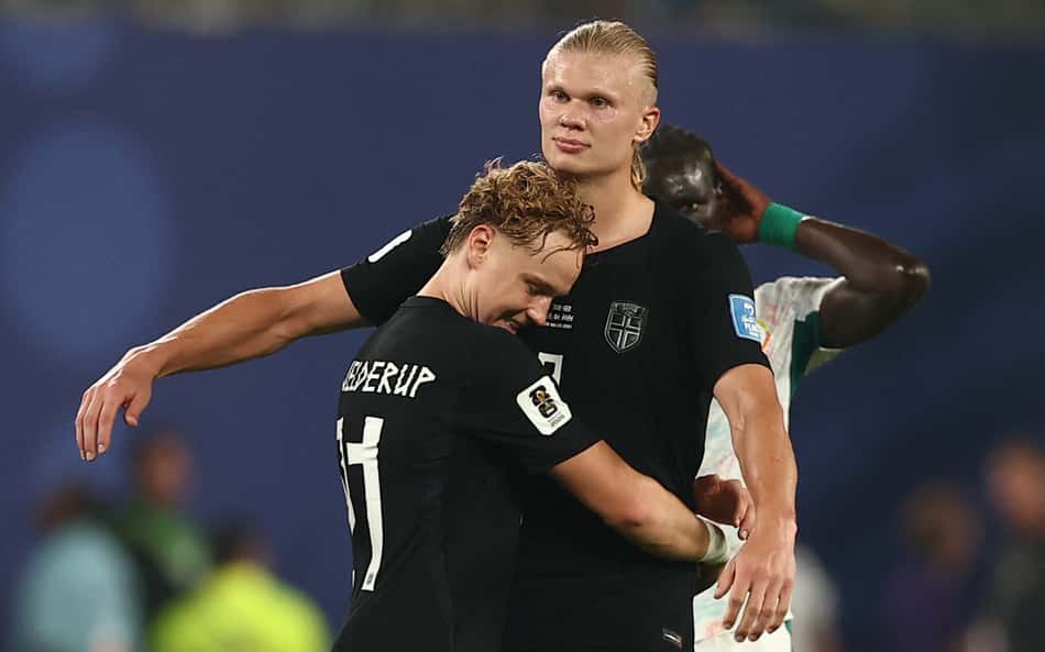 Schjelderup abraçando Haaland na seleção da Noruega, na Copa do Mundo