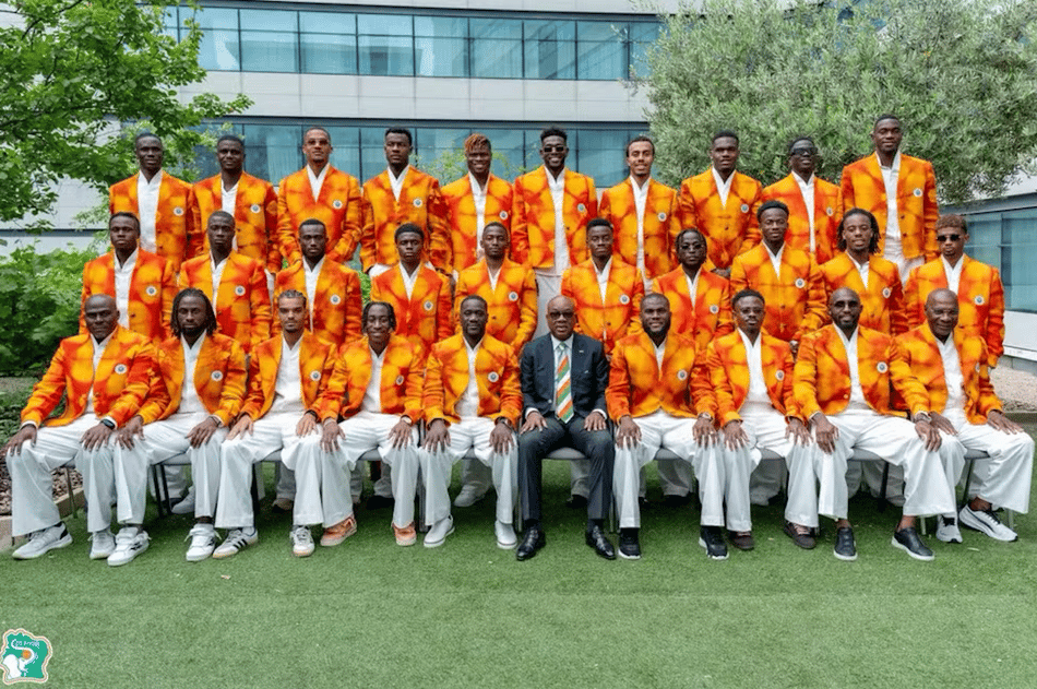 Jogadores da Costa do Marfim posando para a foto de viagem da seleção para a Copa do Mundo