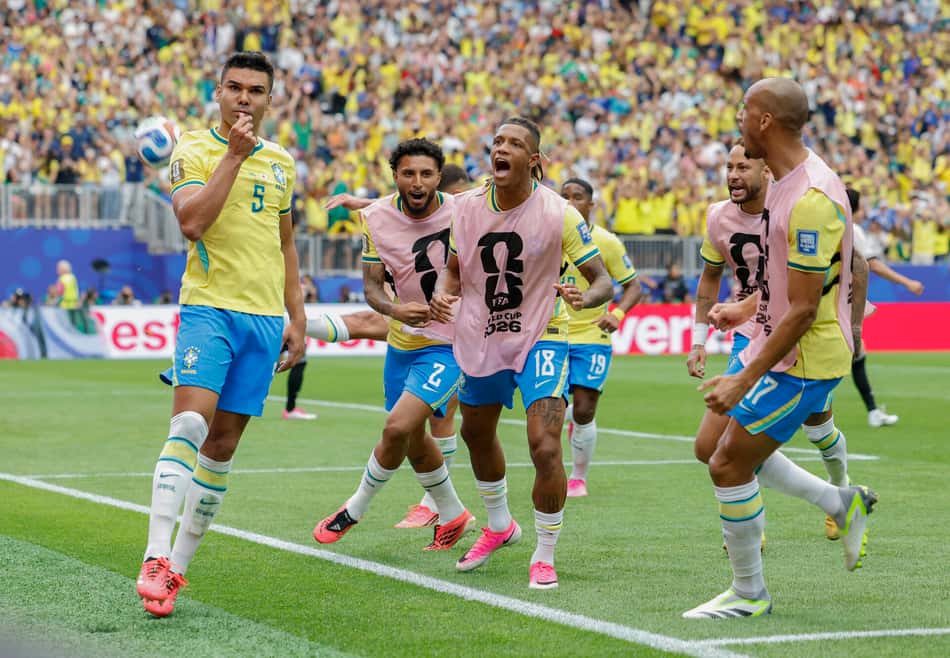 Casemiro comemora o gol de empate do Brasil com o Japão, e é cercado pelos jogadores que estavam no banco de reservas pela Copa do Mundo