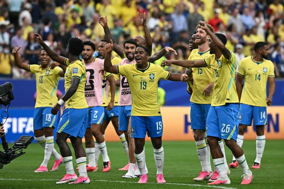Jogadores do Brasil comemorando contra o Japão na Copa do Mundo (Foto: Paul ELLIS / AFP)
