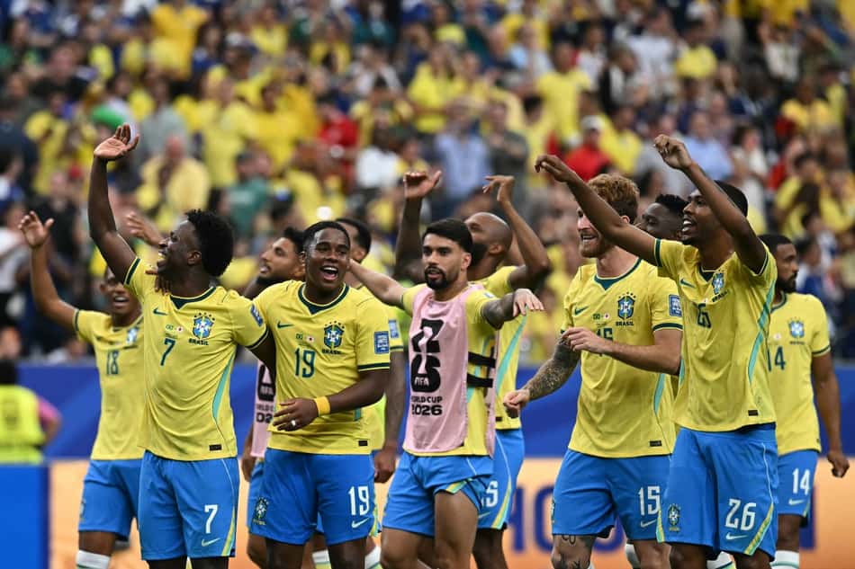Jogadores da seleção brasileira celebram classificação contra o Japão na Copa do Mundo