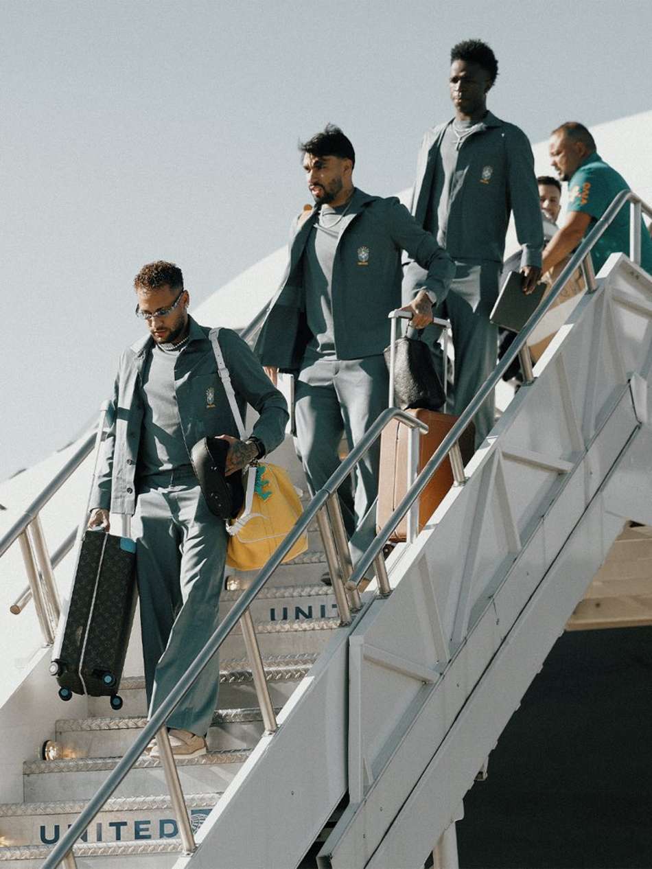 Delegação do Brasil desembarcando em Nova Jersey para a Copa do Mundo
