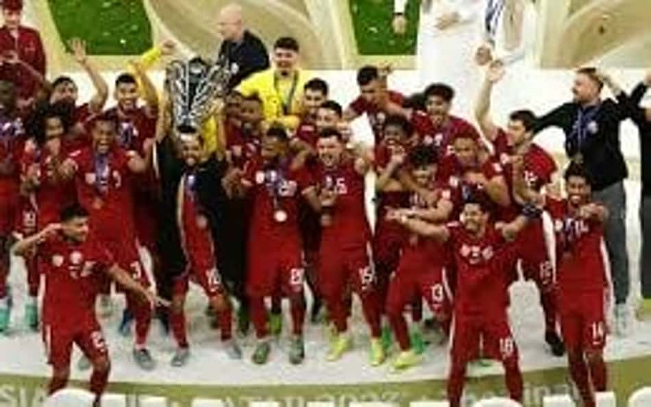 Seleção do Catar comemorando título da Copa da Ásia 2024 (Foto: Sleçeão do Catar comemorando título da Copa da Ásia 2024)