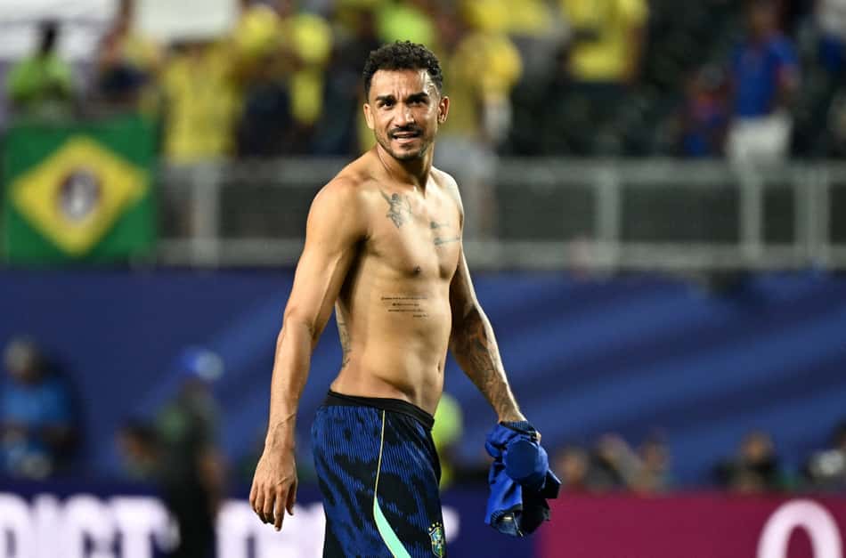 Sem camisa, Danilo Luiz olha concentrado após jogo do Brasil