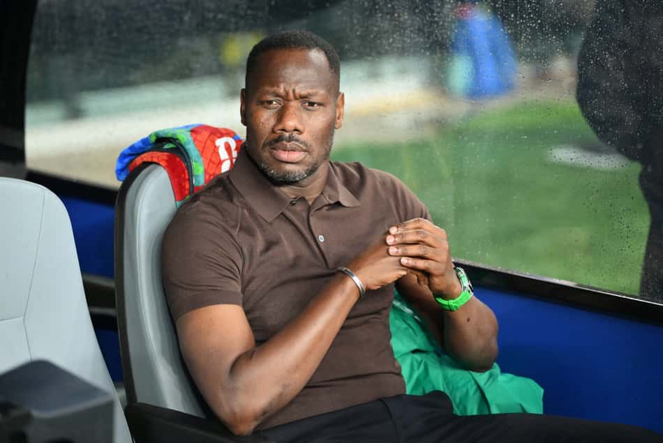 Sentado no banco de reservas, Pape Thiaw acompanha jogo de Senegal contra a Noruega